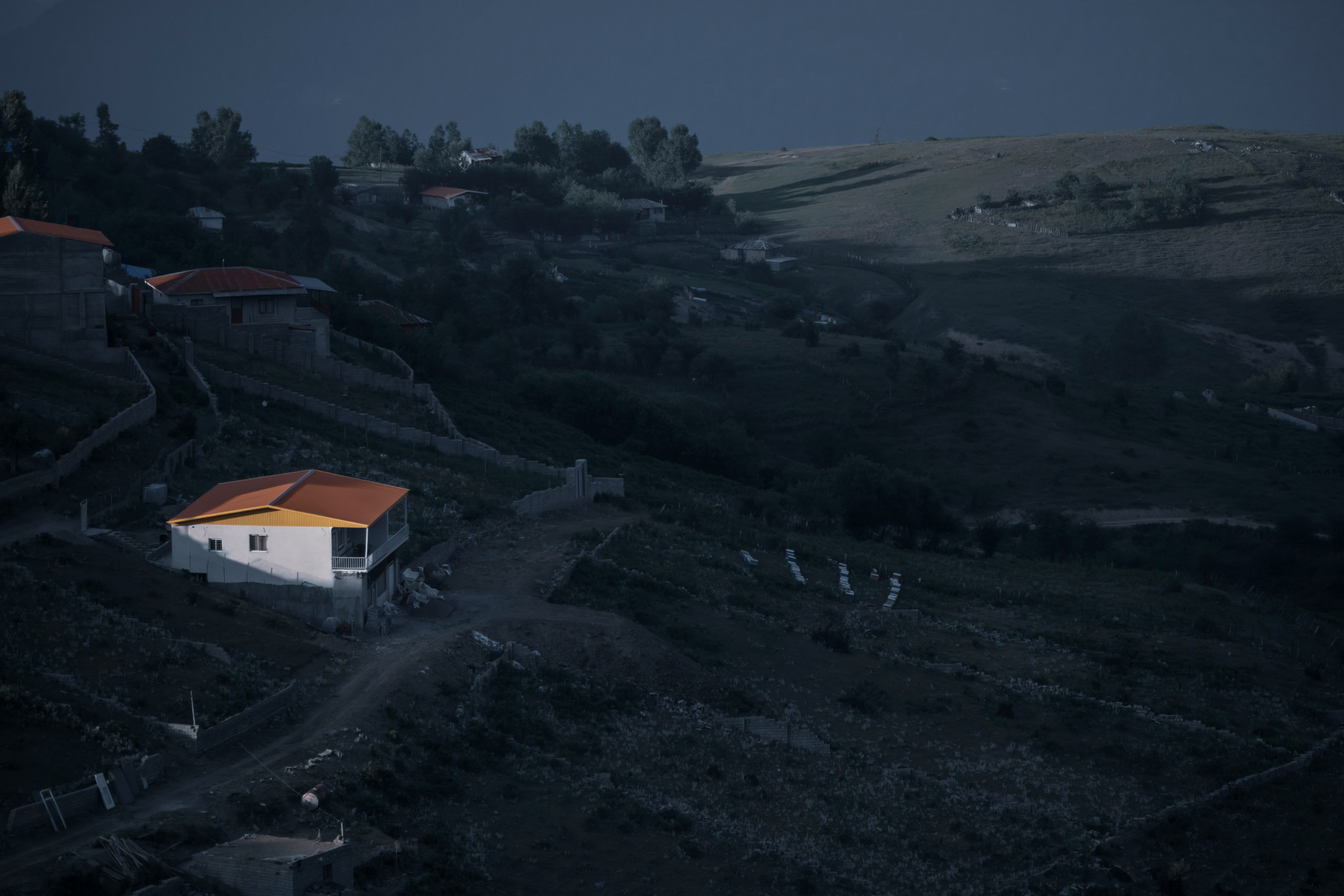 リビングのソファでPS5を遊ぶシーンと、デスクでゲーミングPCを操作するシーンを対比的に並べた構成