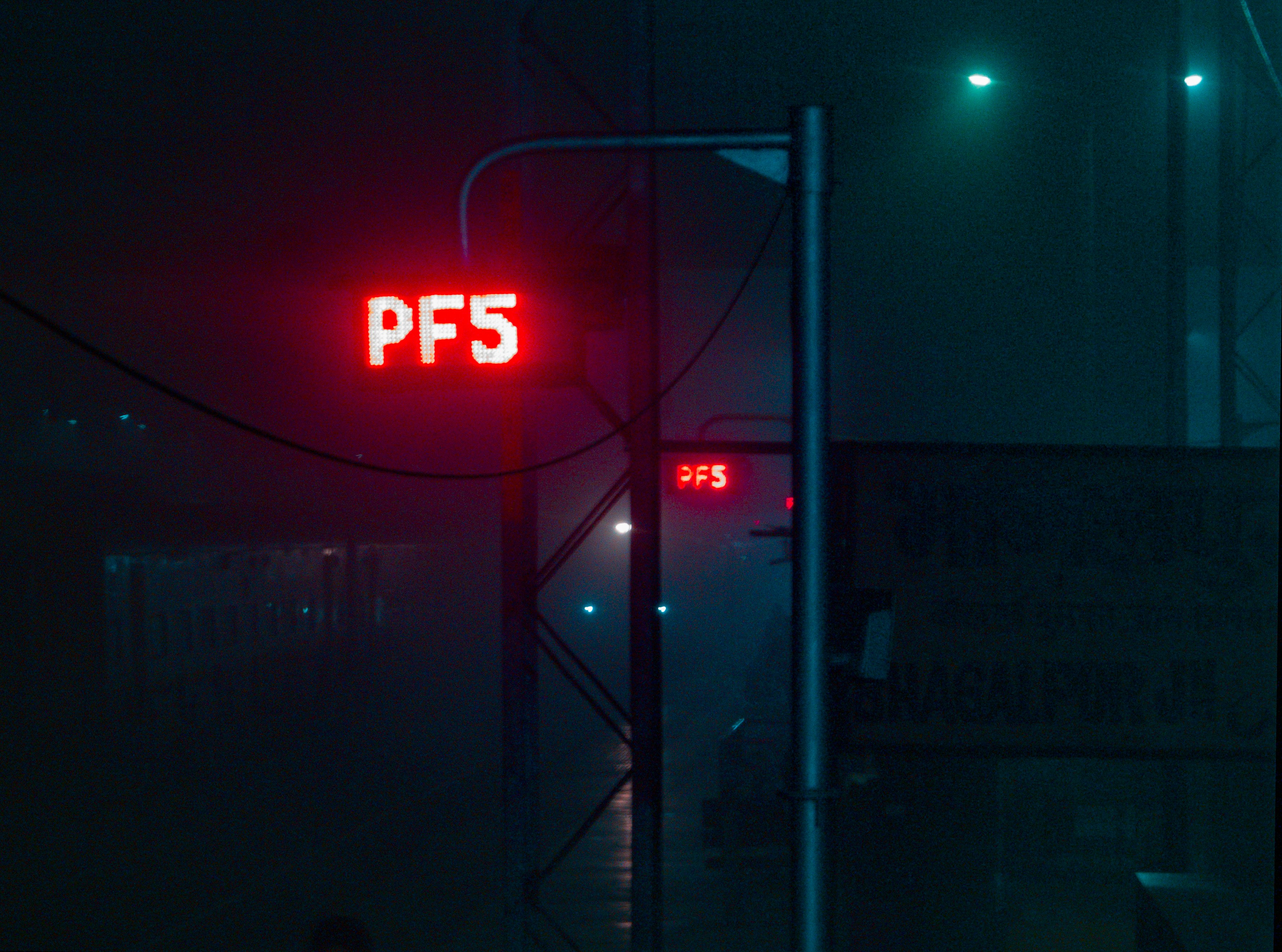 白と黒のデザインが特徴的なPS5本体とDualSenseコントローラーを、モダンな部屋のテレビ台にセットアップしたシーン