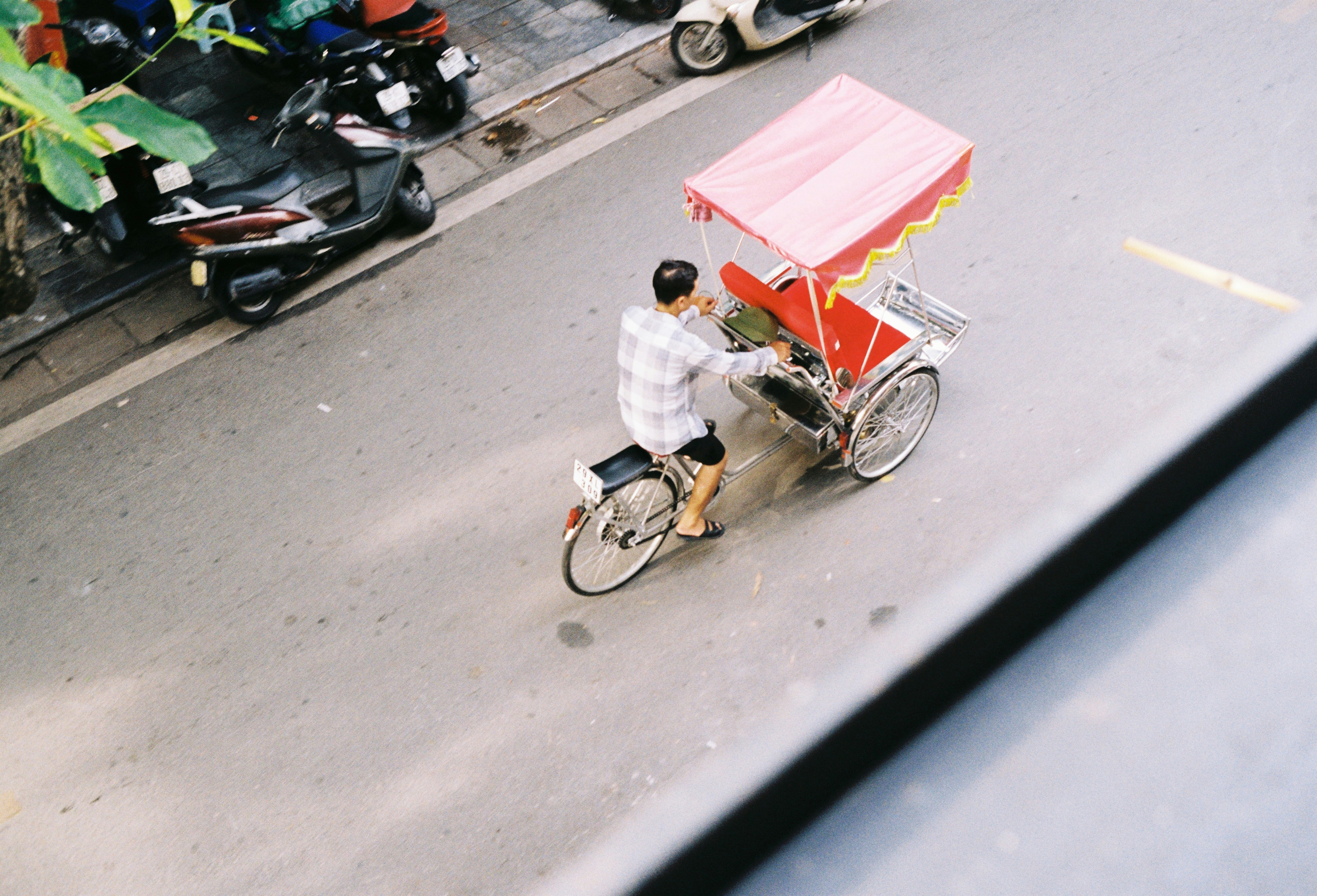 ElgatoキャプチャーボードとKey Lightが整然と設置された配信デスクの風景