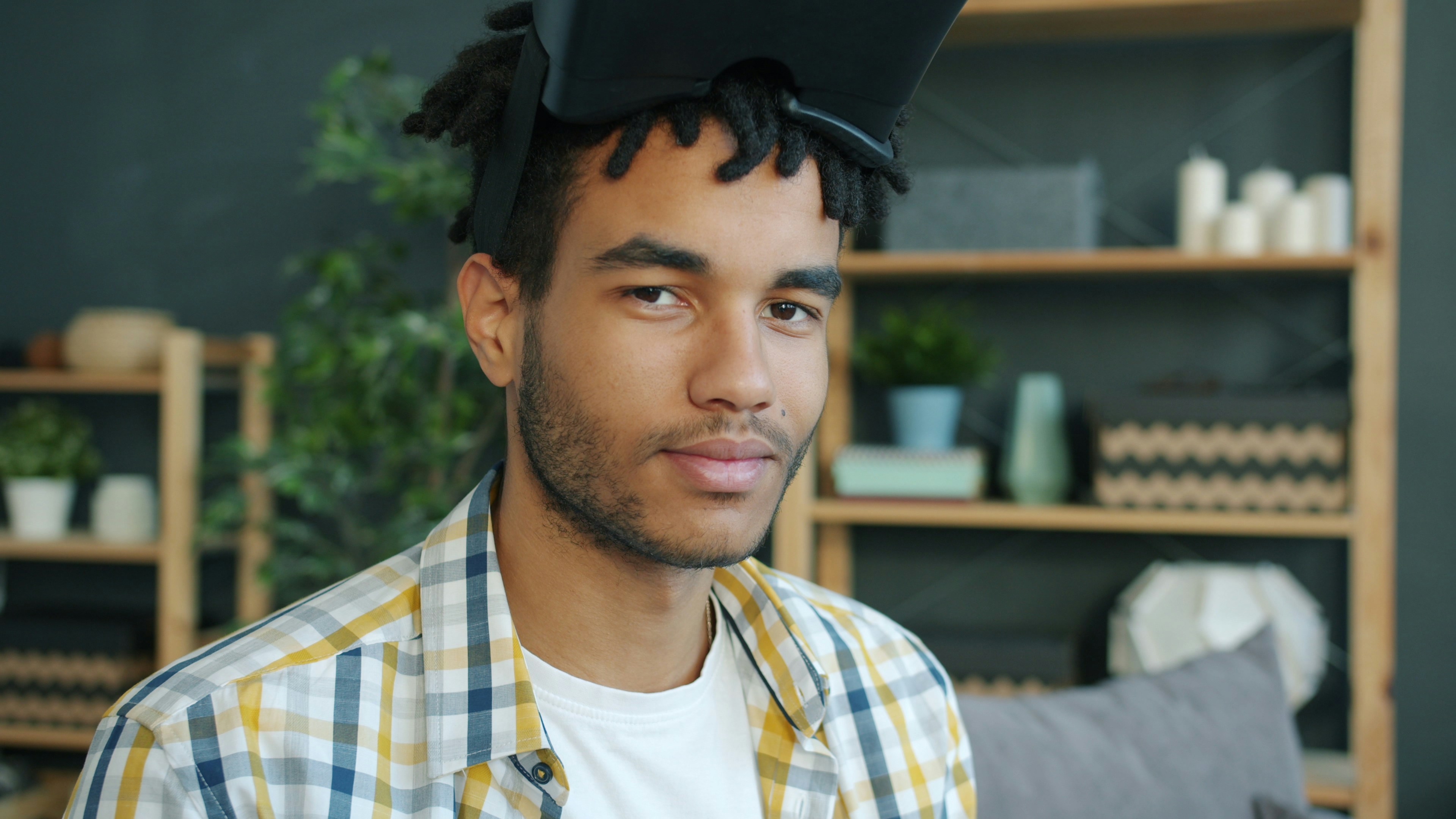 リビングのテレビにNetflixのインターフェースが映り、横に最新Wi-Fiルーターと有線接続ケーブルが整理された環境