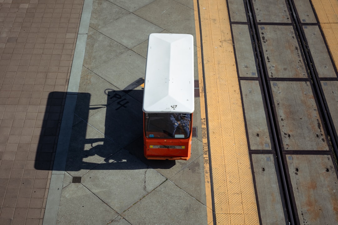 Elgatoキャプチャーボード、ストリームデッキ、マイクがデスクに並び、ゲーム配信環境が整えられている様子