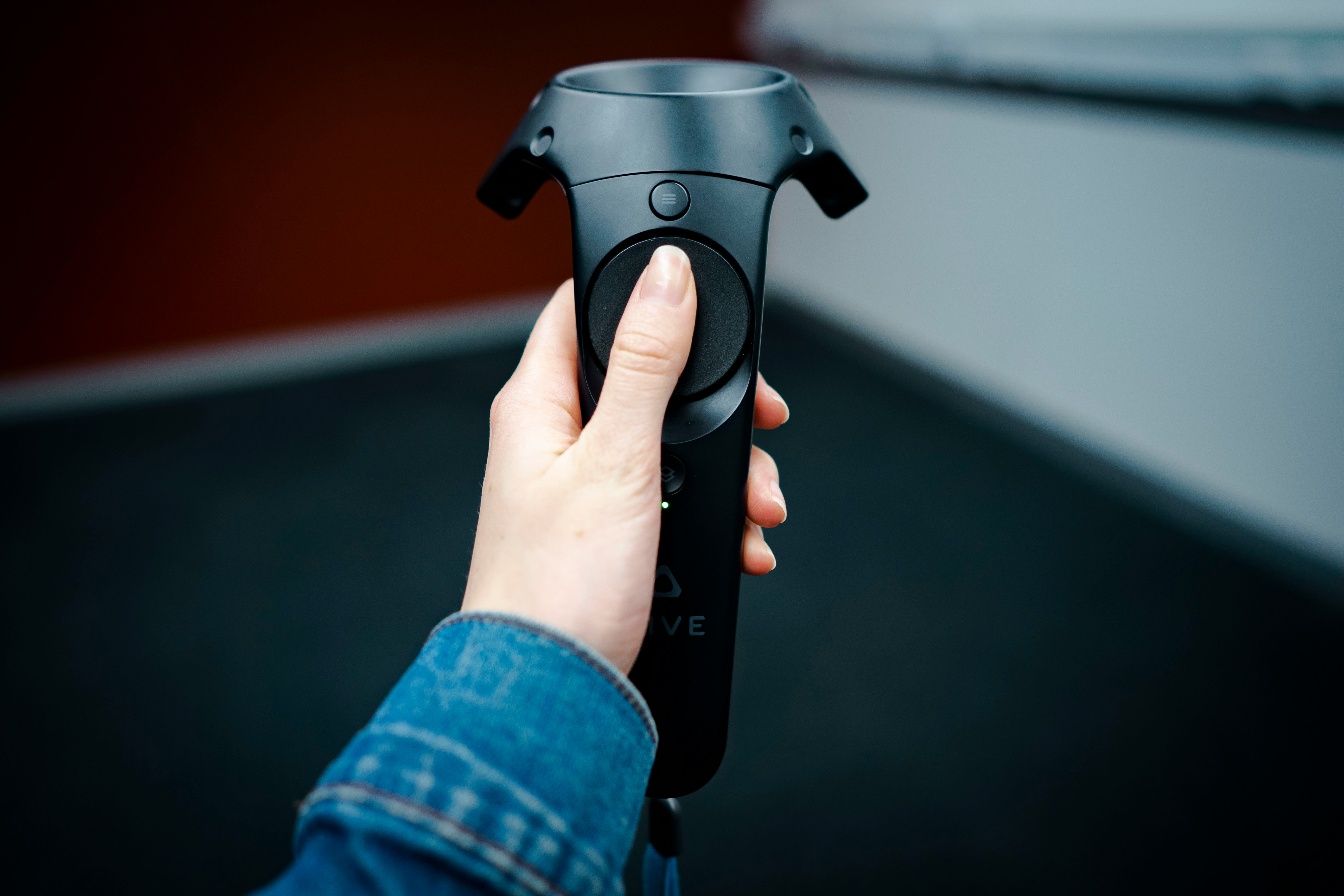 VRヘッドセットを装着したプレイヤーが、コントローラーを手にVRゲームを楽しんでいる様子