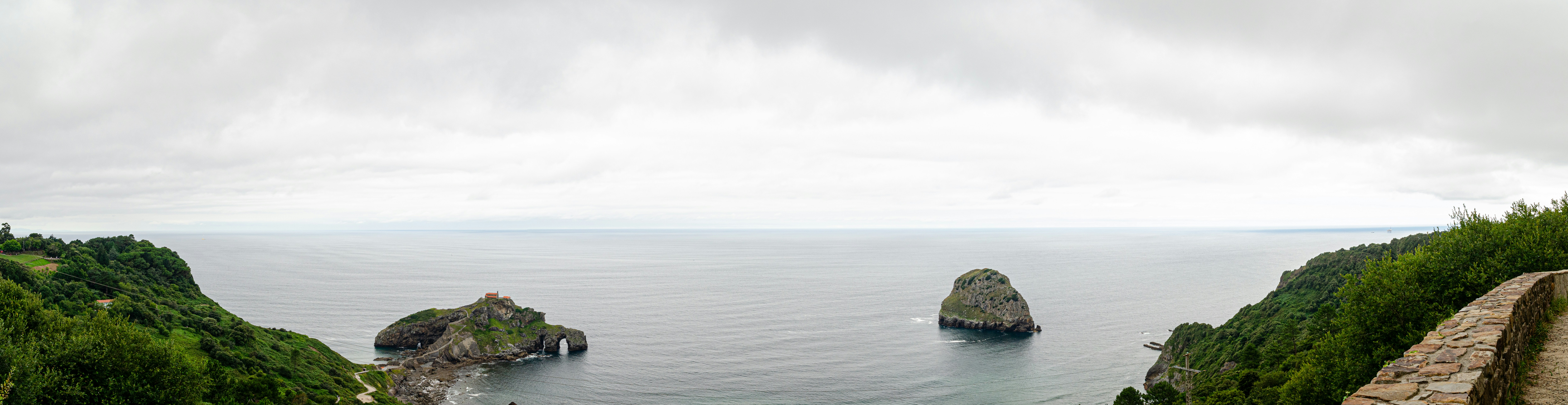 複数のデバイス（スマホ、PC、テレビ）で同じクラウドゲームをシームレスにプレイしているイメージ