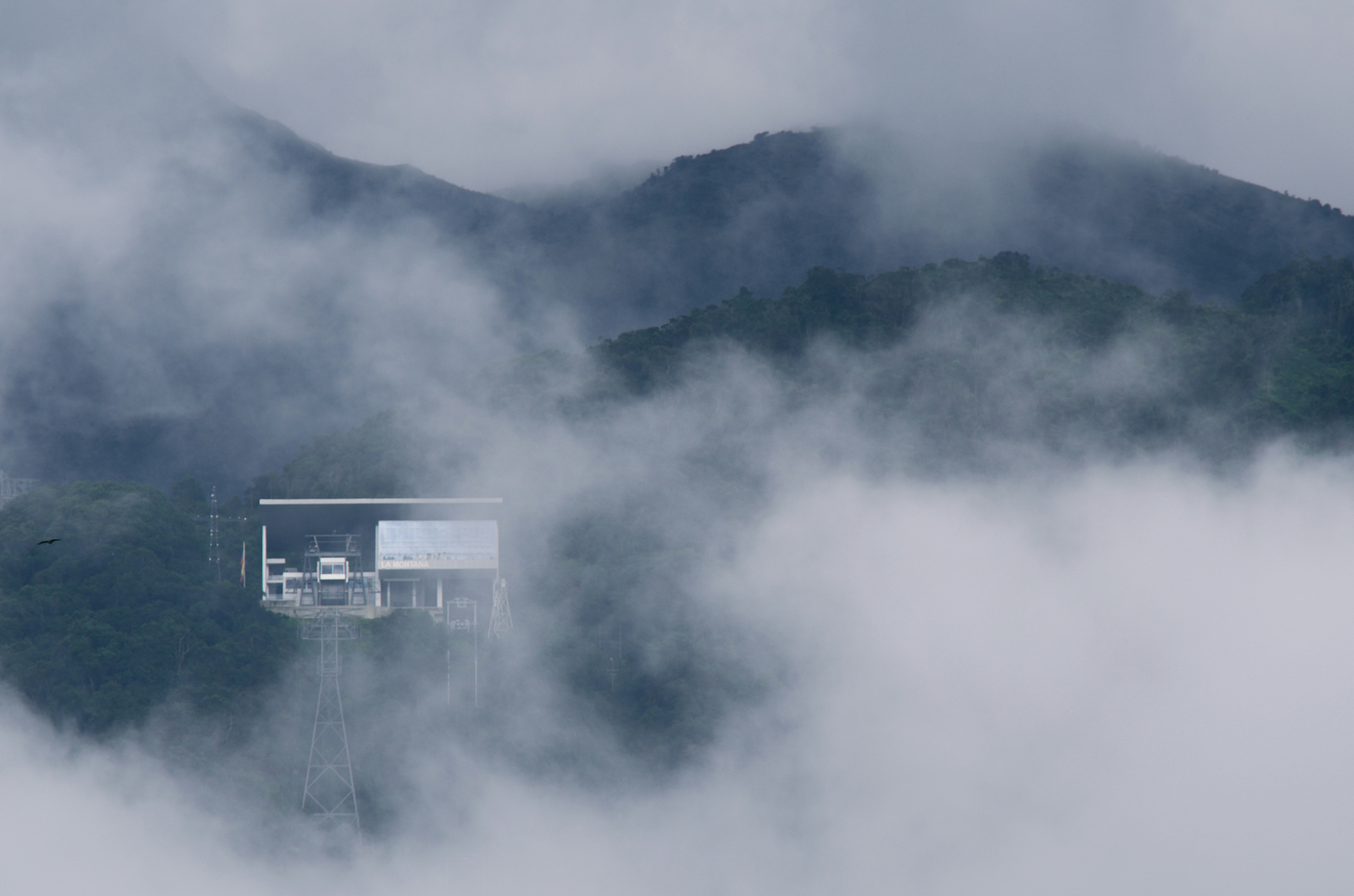 世界地図上にクラウドサーバー拠点が点在し、データの伝送経路が可視化されたビジュアル図