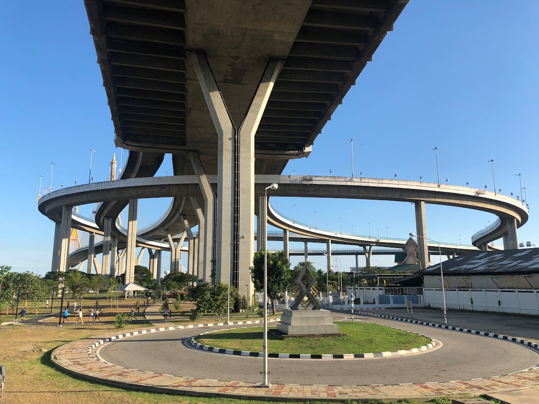 高速道路のインターチェンジの交通整理の様子