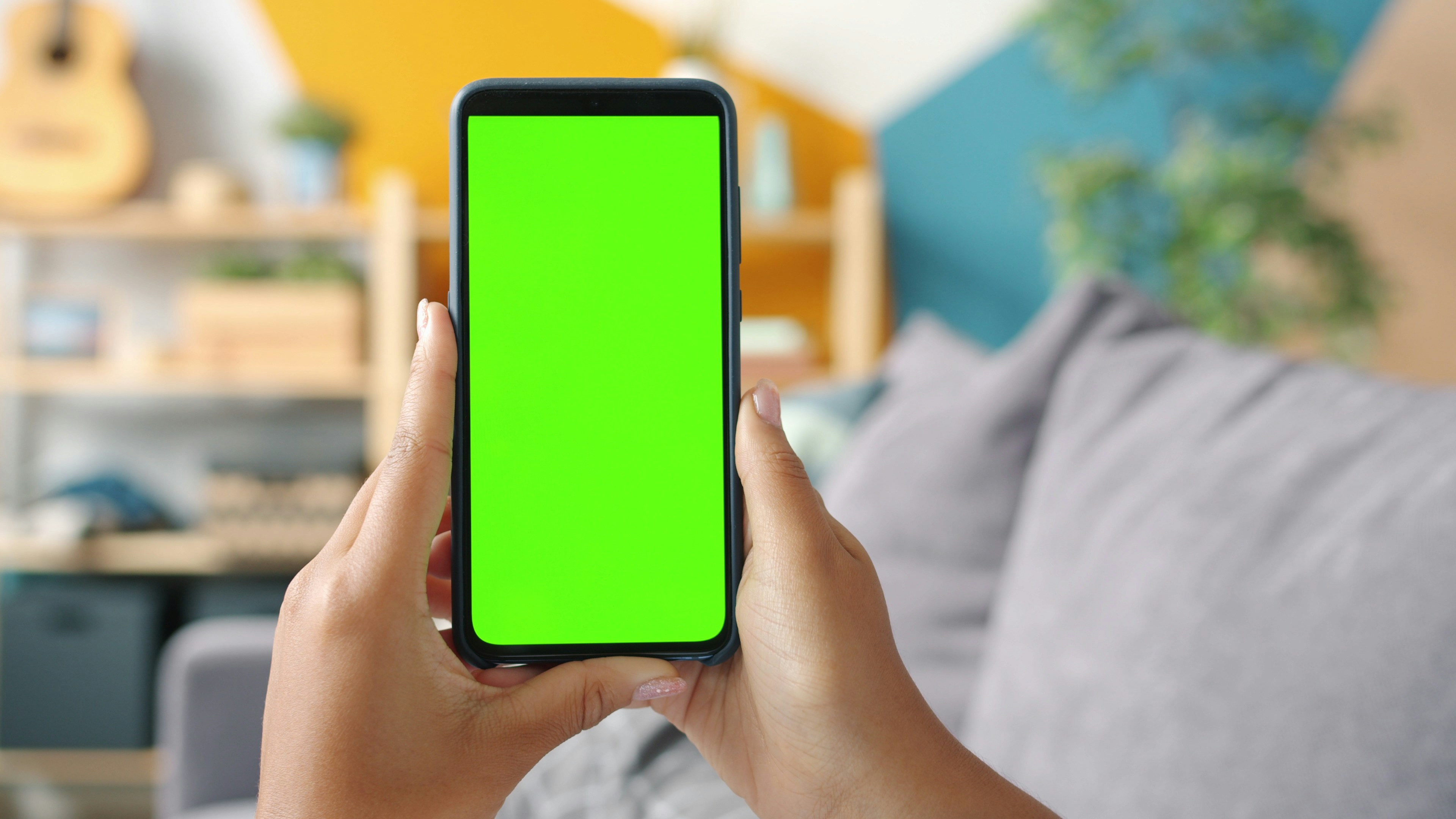 VR空間内で、ユーザーがコントローラーを使ってオブジェクトに触れている様子