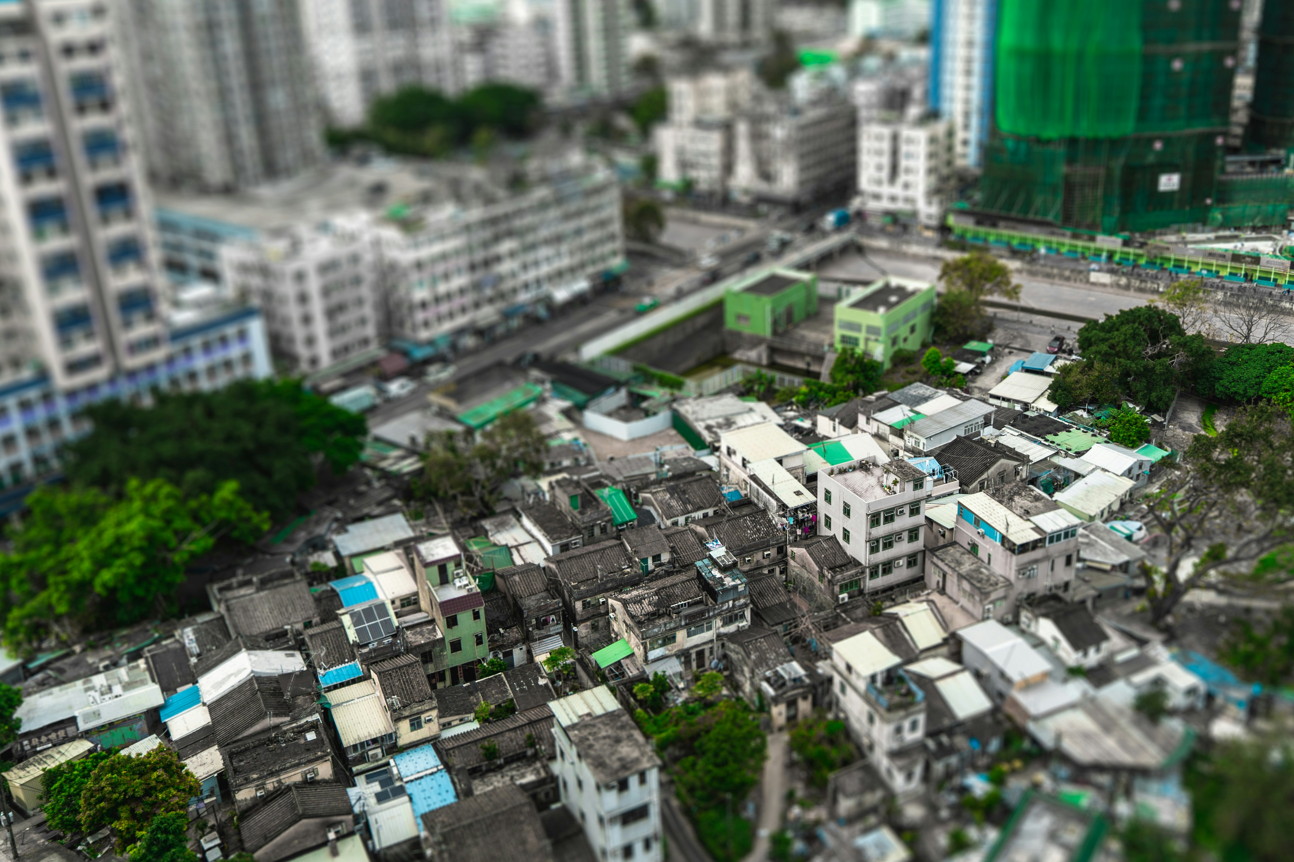 未来都市のような場所で、人々がARグラスやVRヘッドセットを装着して様々な体験をしている様子