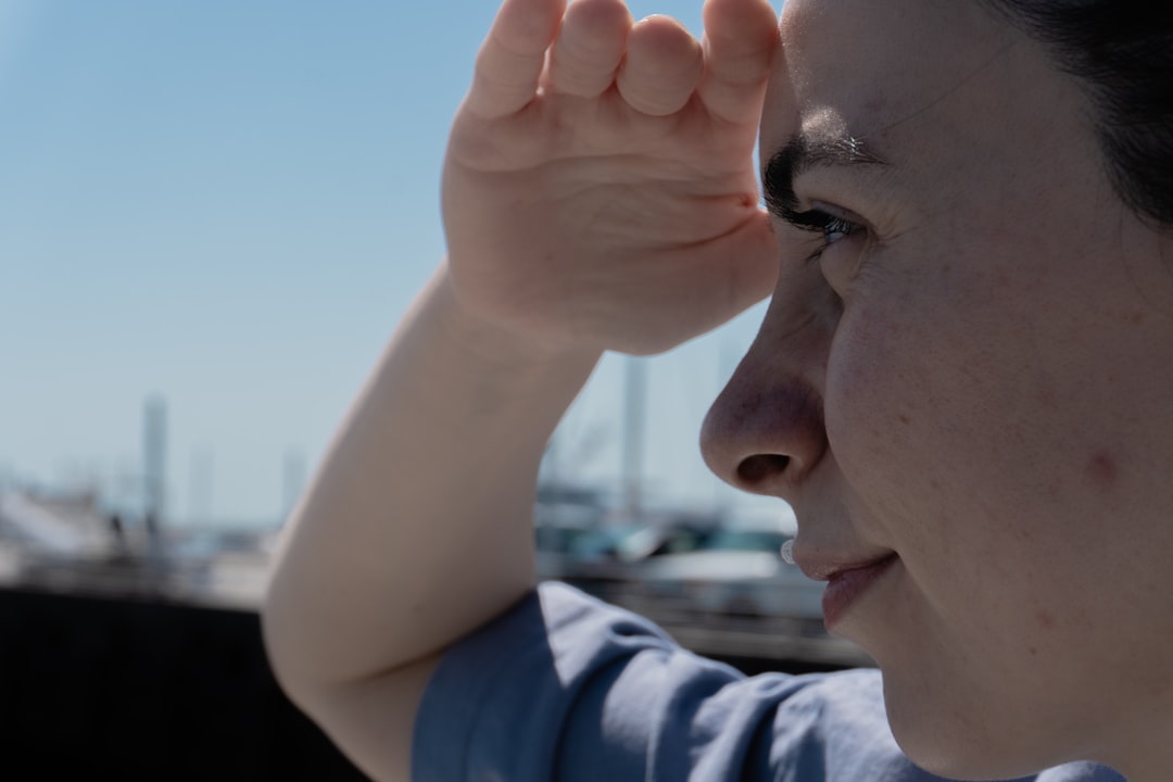 オフィスで働く人が、食後に軽いストレッチをしている様子